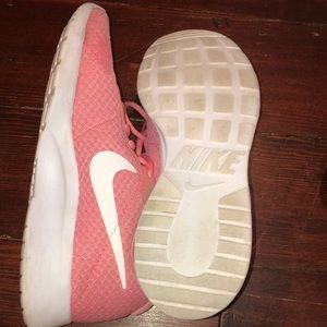 pink nike tanjun sneakers